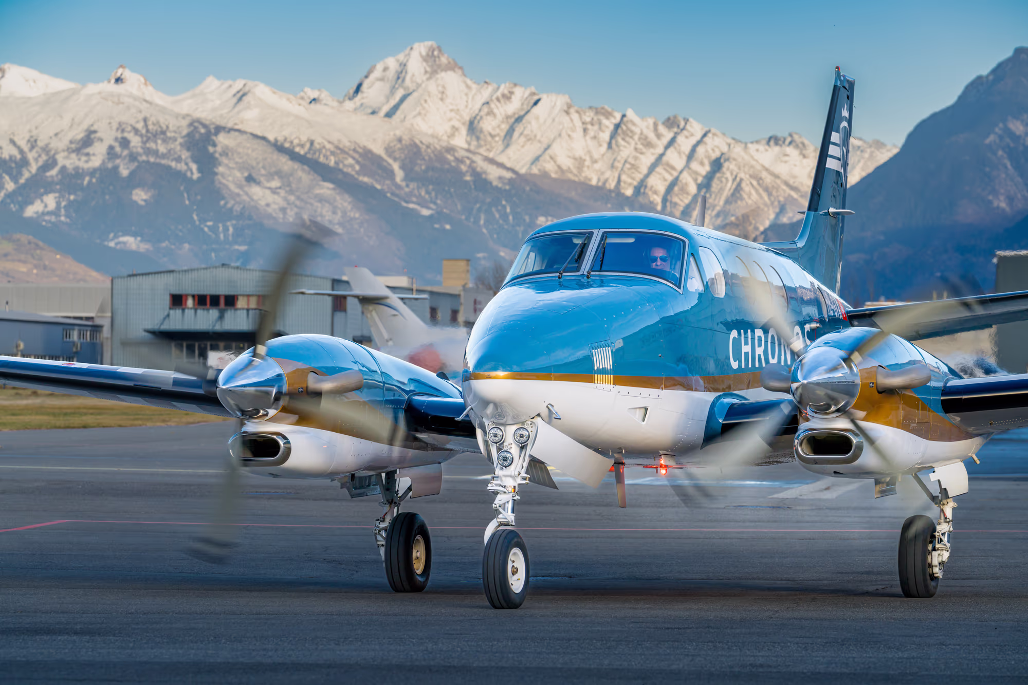 L'avion Chronos au décollage avec les hélices en marche